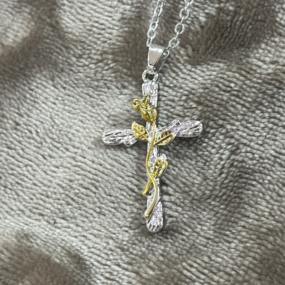 Cross pedant necklace